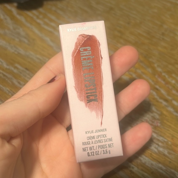 KYLIE COSMETICS
Crème Lipstick 333 Not sorry, 2 number 112 - Picture 2 of 4